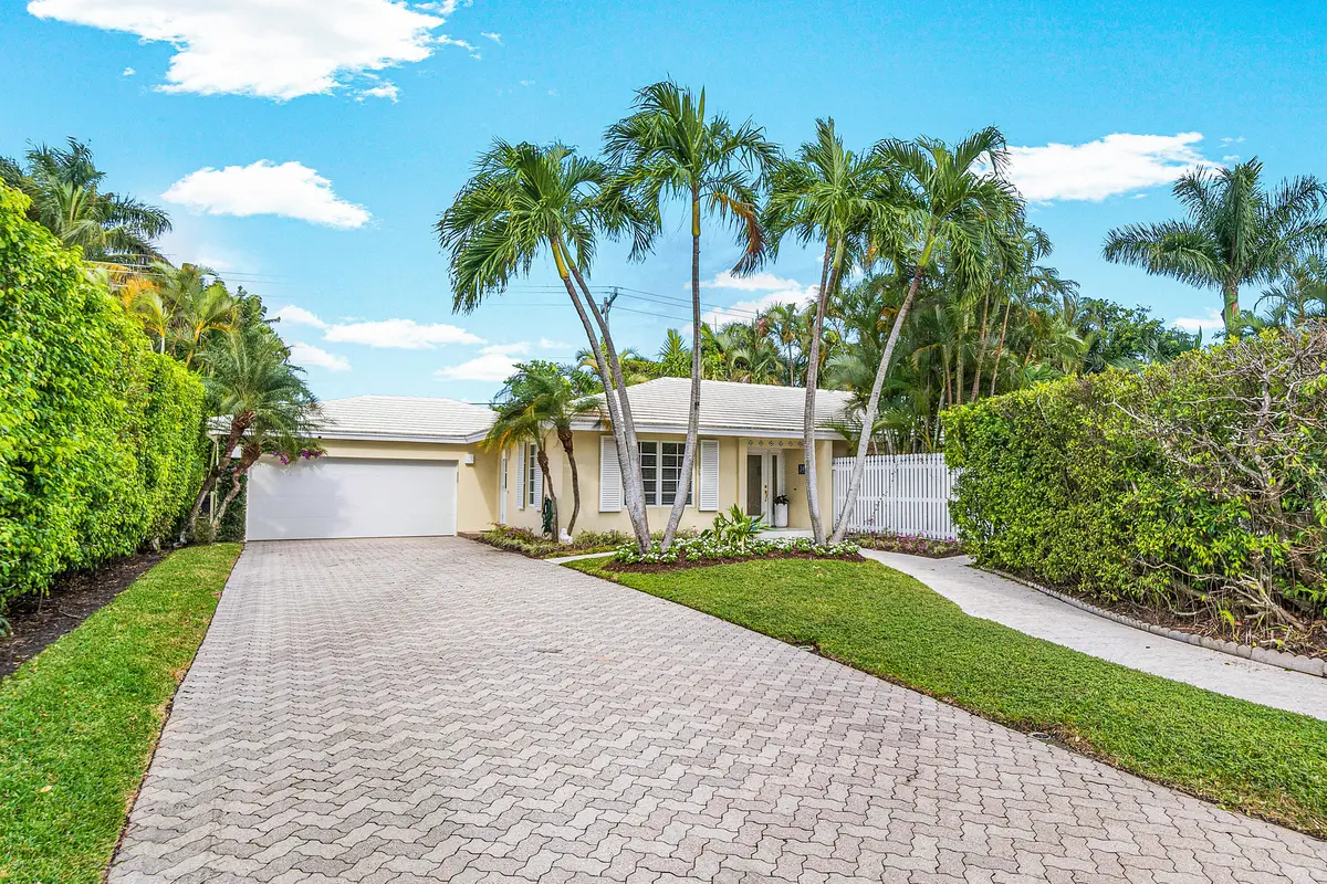 Driveway at 241 List Road, Palm Beach