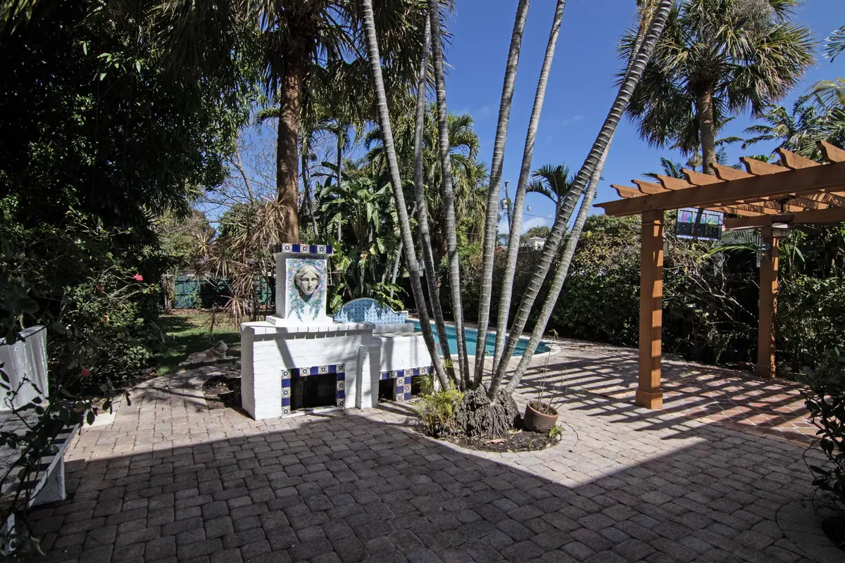 IMG_4402.courtyard.to.rear at 423 26th Street, West Palm Beach