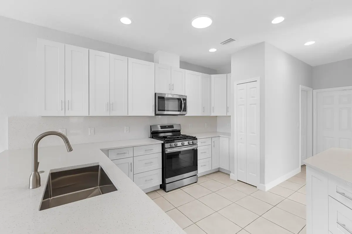 R6II8981 at 10557 Galleria Street, Wellington