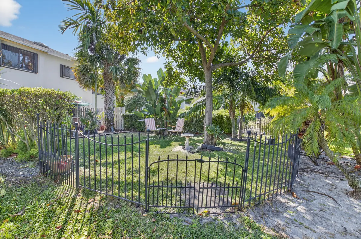 oversized garden overlooking lake at 6535 Parkview Drive B, Boca Raton