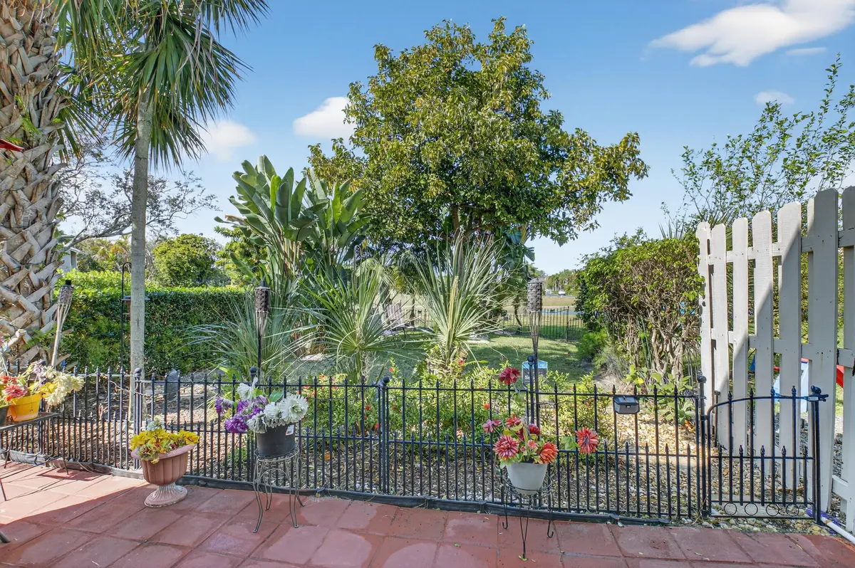 Garden attached to patio at 6535 Parkview Drive B, Boca Raton