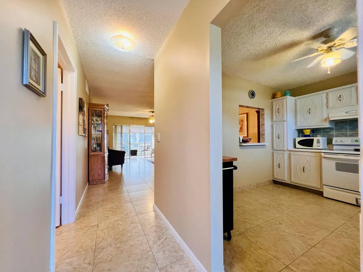 Gracious Foyer Entry at 203 Oxford 500, West Palm Beach
