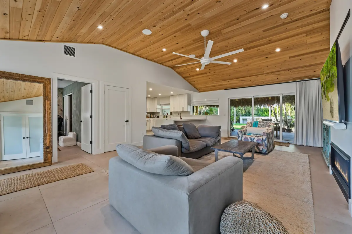 3_06 at 125 Cascade Lane, Palm Beach Shores
