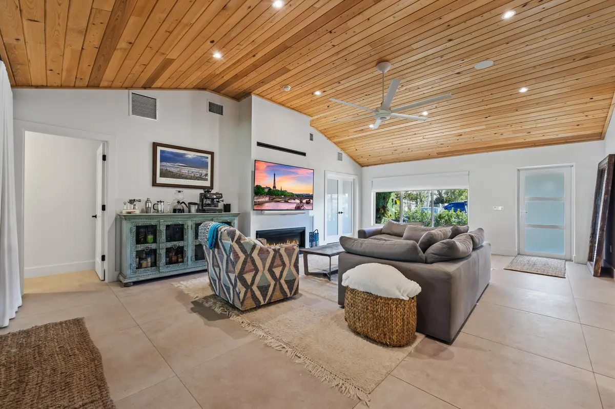 4_07 at 125 Cascade Lane, Palm Beach Shores