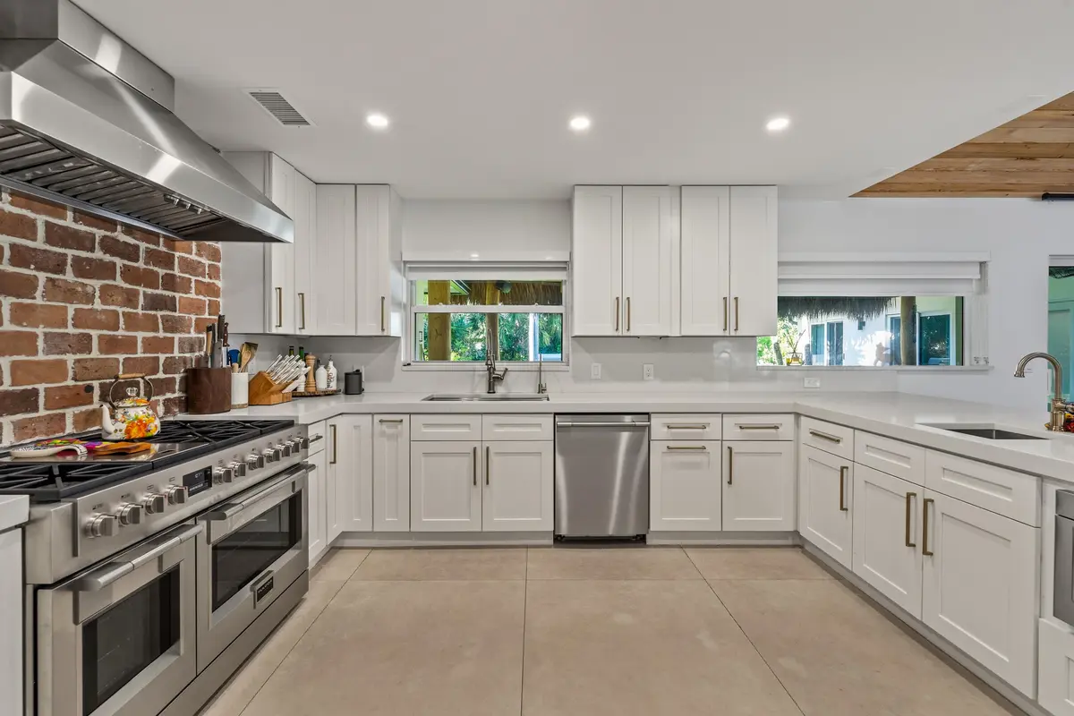7_11 at 125 Cascade Lane, Palm Beach Shores