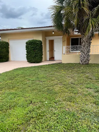 9473 Byron Avenue, Surfside – sold