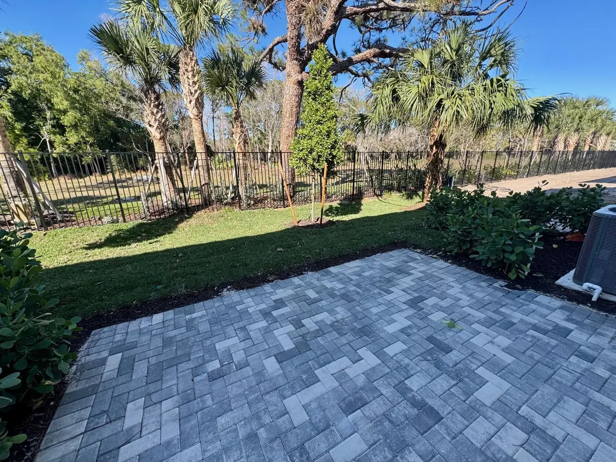 5 Yard at 4315 Efendi Drive Latitude 5-01, Lantana