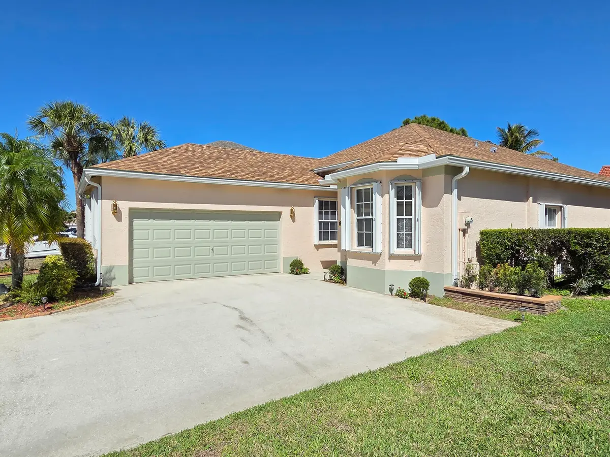 Saratoga Lakes 3bd 2bath at 286 Saratoga Boulevard, Royal Palm Beach