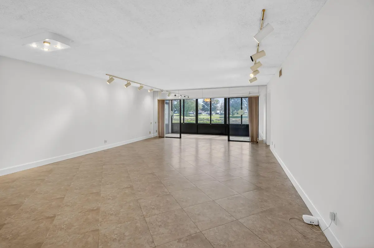 LARGE GREAT ROOM at 5533 Fairway Park Drive 103, Boynton Beach
