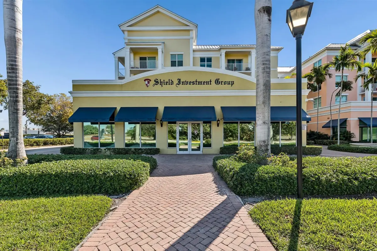 01-2001 at 826 N Dixie Highway 1, Lantana