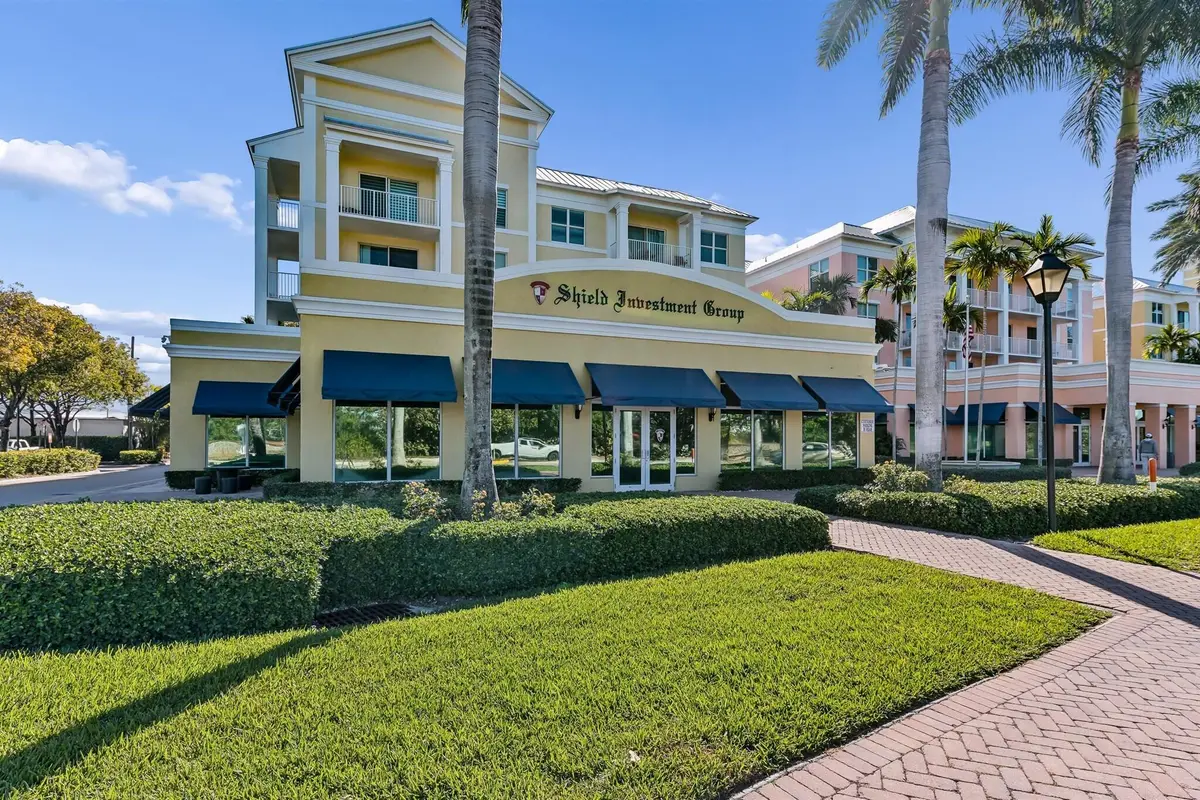 02-2002 at 826 N Dixie Highway 1, Lantana