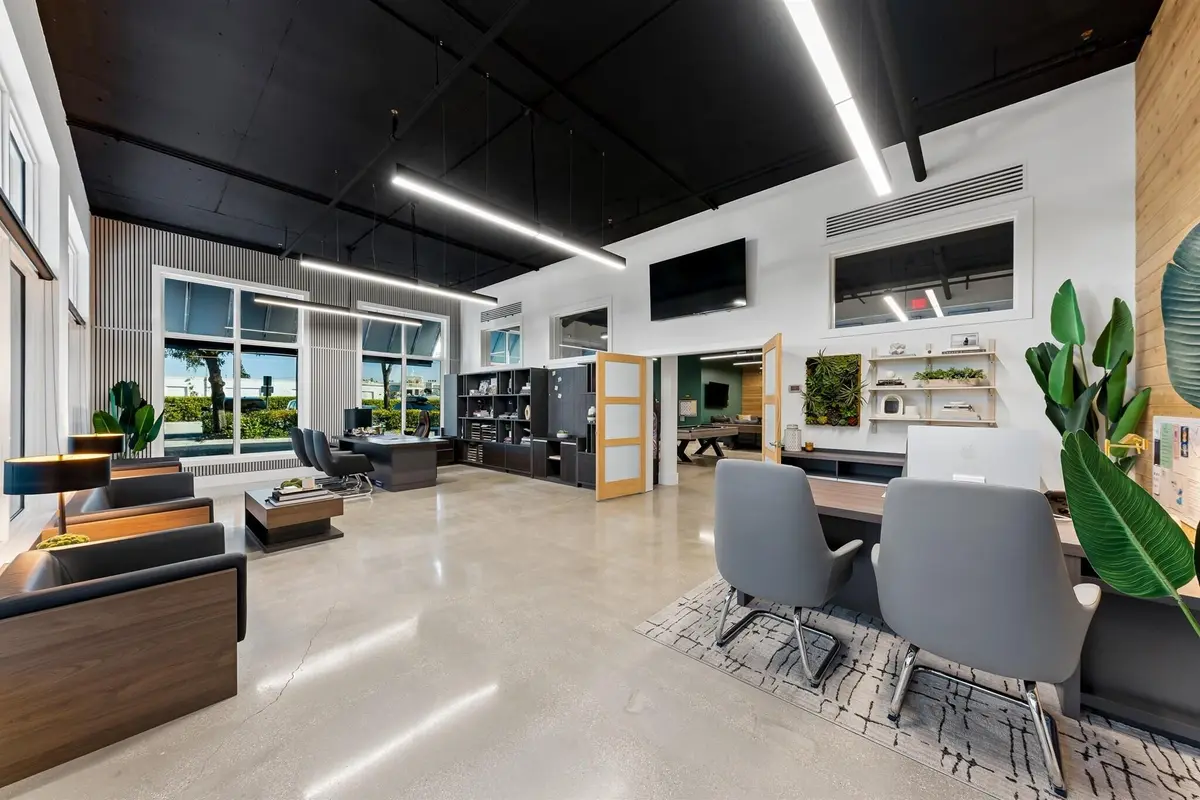 05-2005 at 826 N Dixie Highway 1, Lantana