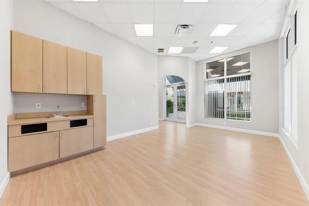 32-3004 at 826 N Dixie Highway 11-15, Lantana