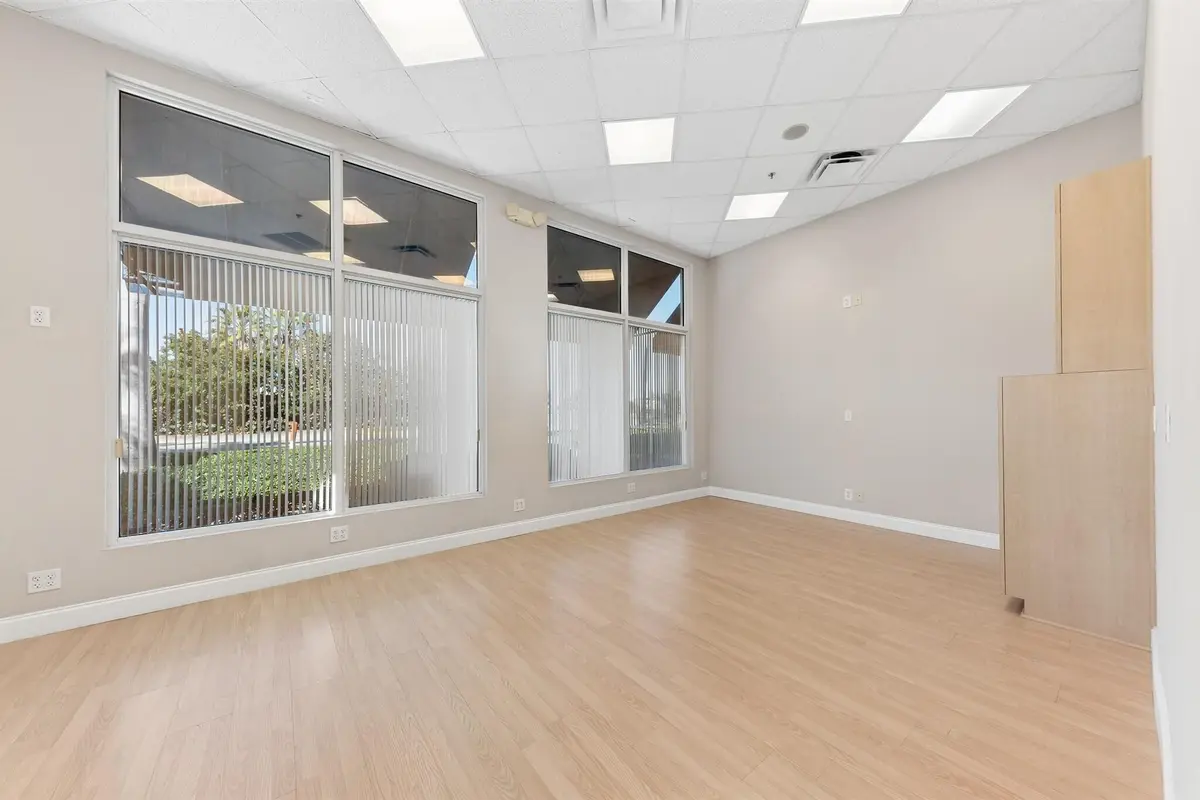 33-3005 at 826 N Dixie Highway 11-15, Lantana