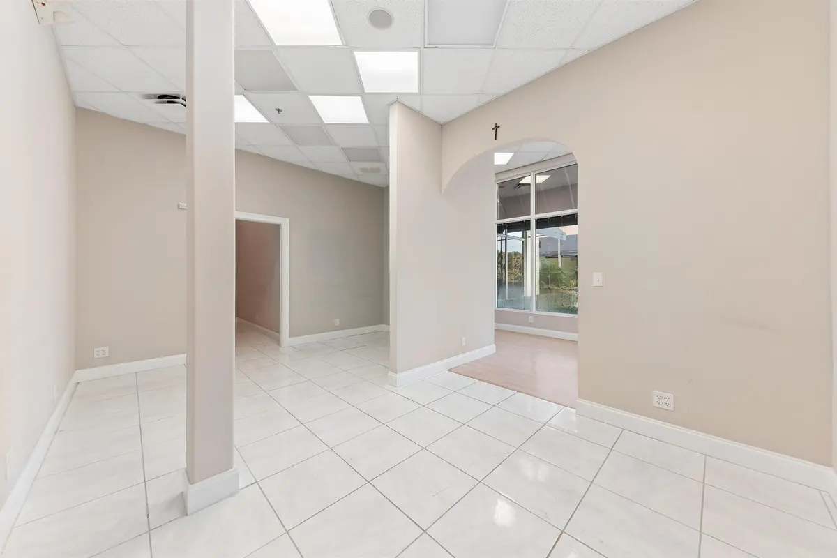 36-3008 at 826 N Dixie Highway 11-15, Lantana