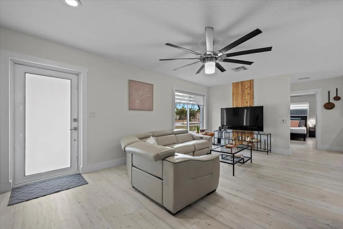 Entrance-Living at 1591 Wyndcliff Drive, Wellington