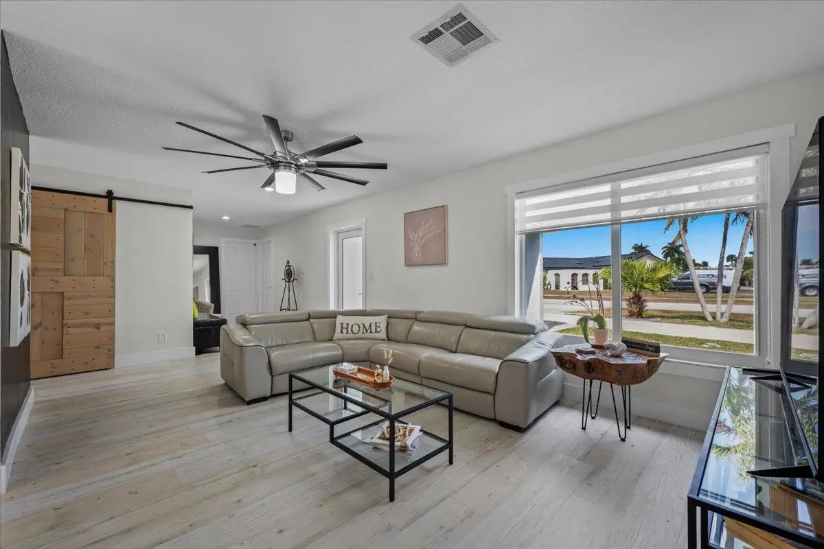 Living at 1591 Wyndcliff Drive, Wellington