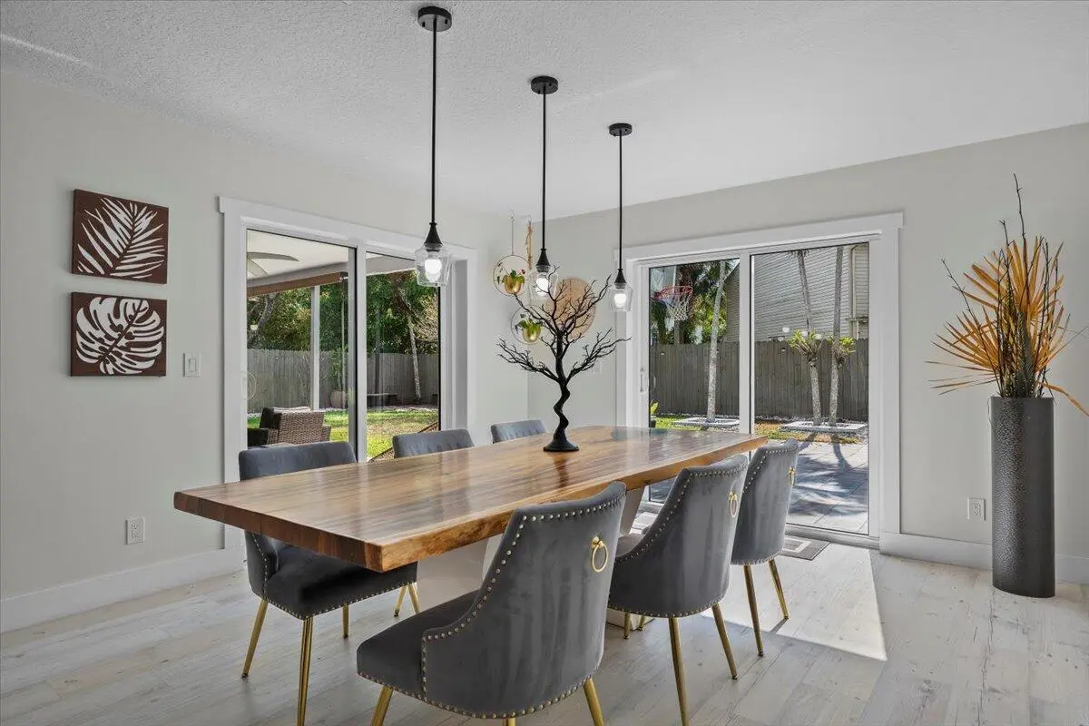 Dining at 1591 Wyndcliff Drive, Wellington