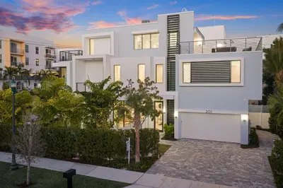 201 SE 4th Avenue, Delray Beach – Townhouse for sale