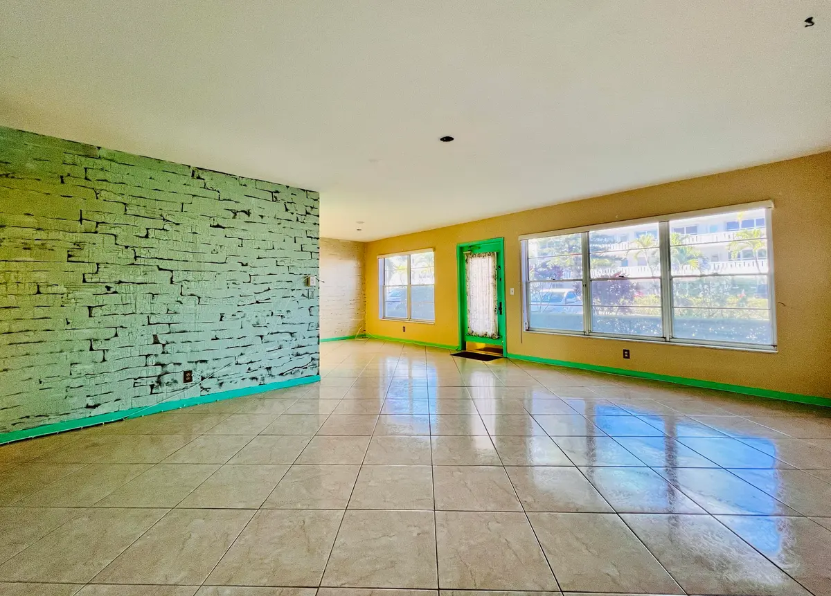Living Area to Front at 110 Wellington B, West Palm Beach