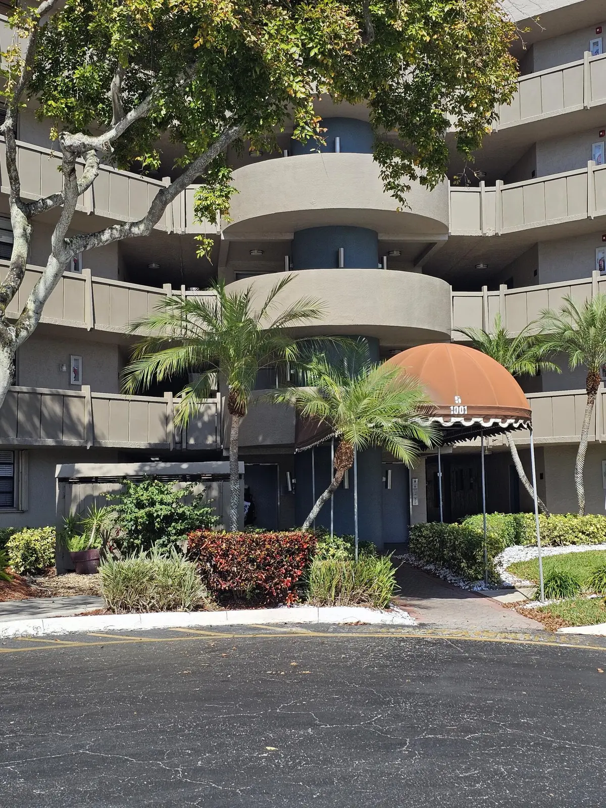 Building 5 Front at 1001 Colony Point Circle 417, Pembroke Pines