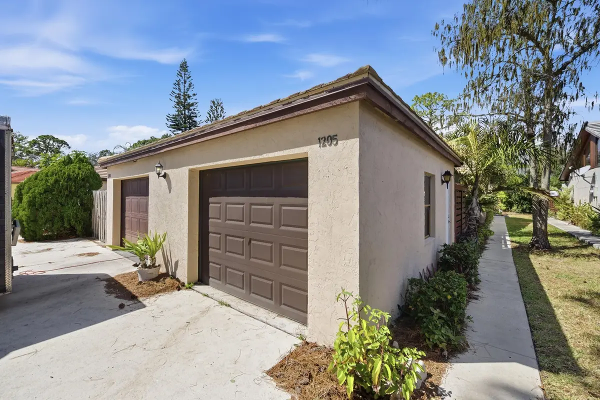 Garage at 1205 Periwinkle Place, Wellington