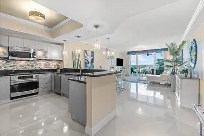 2650 Lake Shore Drive 302, Riviera Beach – Condominium for sale