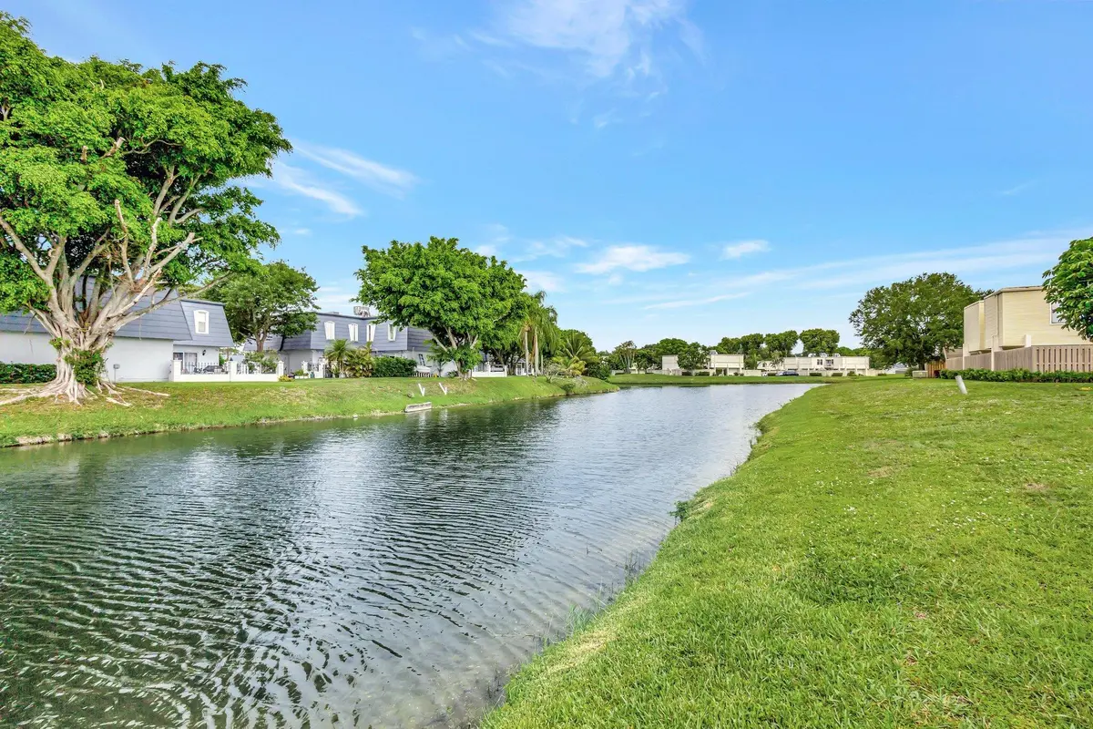 Waterview at 1586 Shaker Circle, Wellington