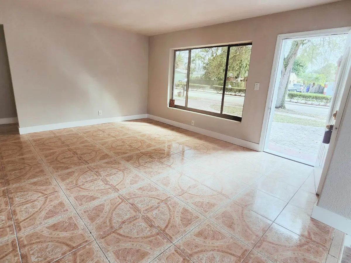 6821 SW 17th Street, North Lauderdale, FL – photo 2
