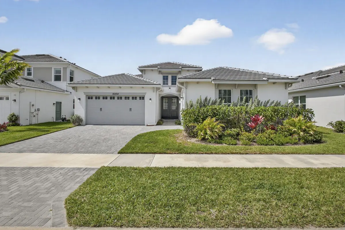 Front Straight at 15234 Wildwood Circle, Westlake