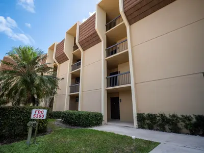 5390 Woodland Lakes Drive 104, Palm Beach Gardens – Condominium for sale