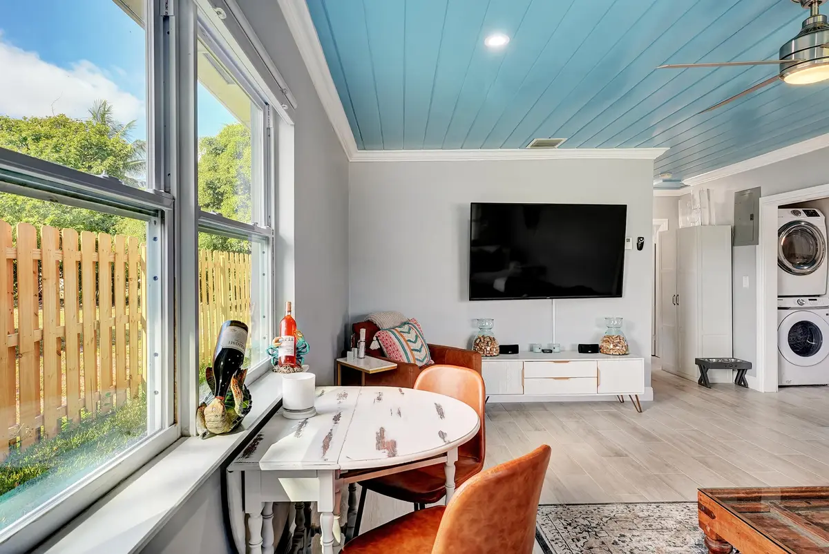 Living at 240 NW 9th Avenue, Delray Beach