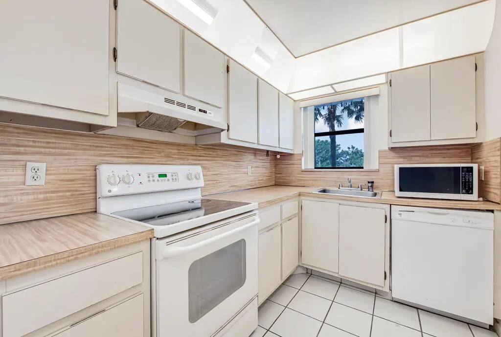 4640 Lucerne Lakes Boulevard 206, Lake Worth, FL – photo 6