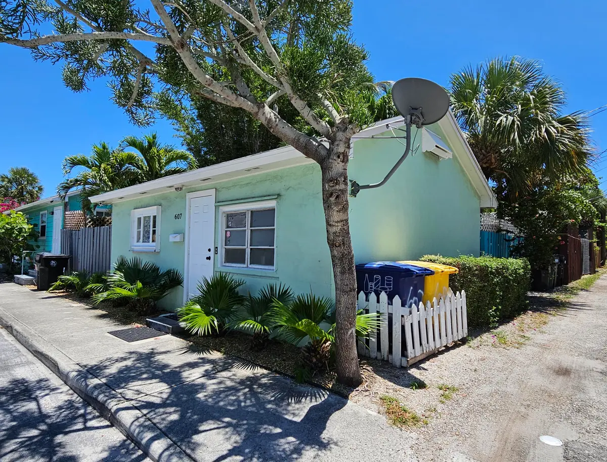 Home corner lot fenced yard at 401 S L Street, Lake Worth Beach