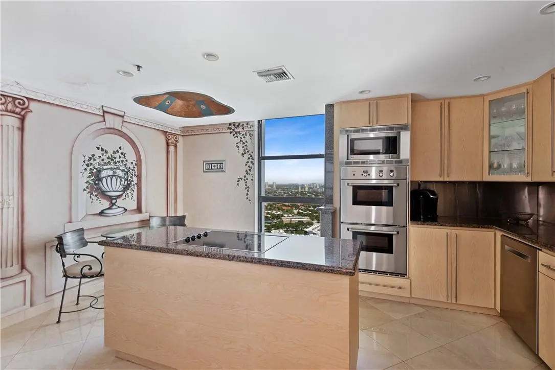 Eat in Kitchen at 20225 NE 34th Court 2718, Aventura