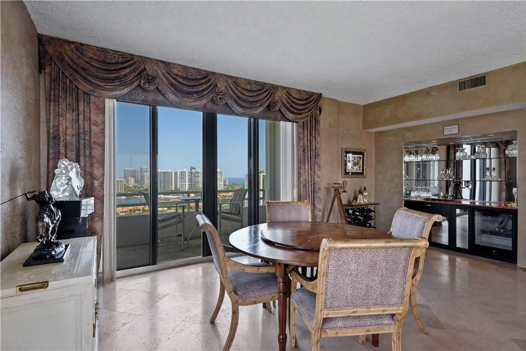Dining area with wet bar at 20225 NE 34th Court 2718, Aventura