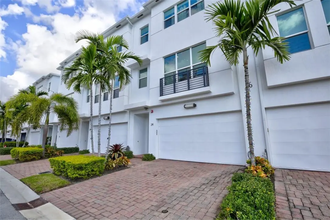 Photo 2 at 2900 NE 12th Terrace 24, Oakland Park
