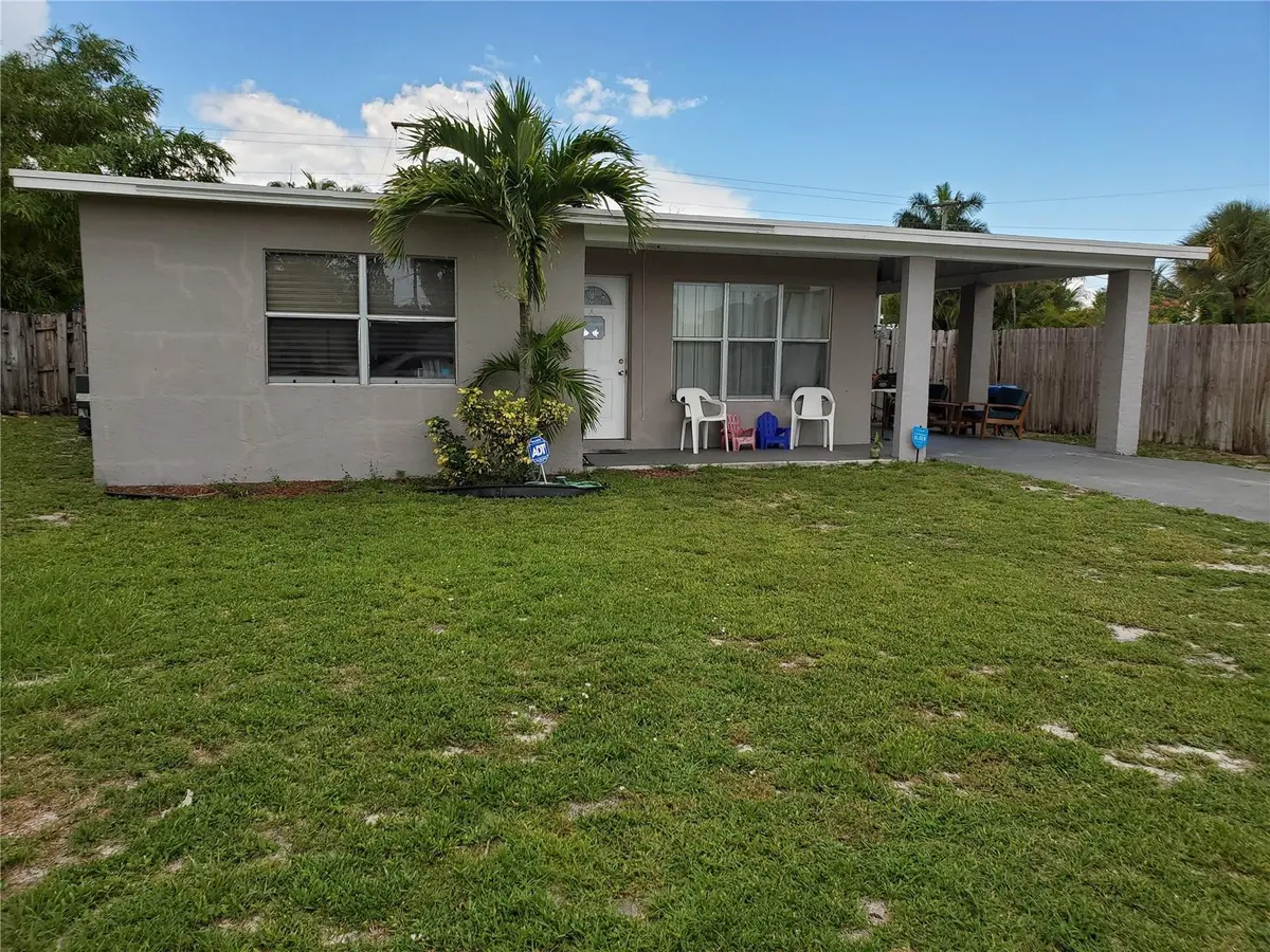 Photo 2 at 811 S Broadway, Lantana