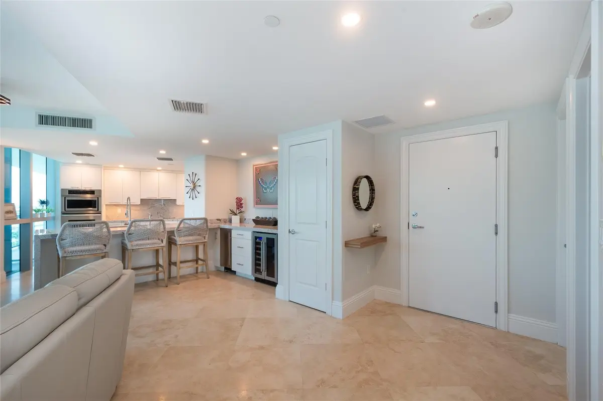 Foyer, dining area and wet bar at 1200 Holiday Drive 705, Fort Lauderdale