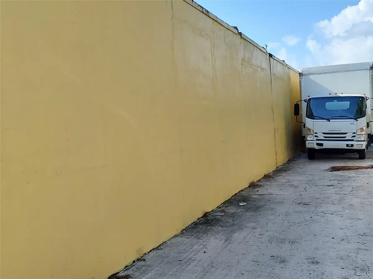rear of building at 3001 NE 6 Avenue, Wilton Manors