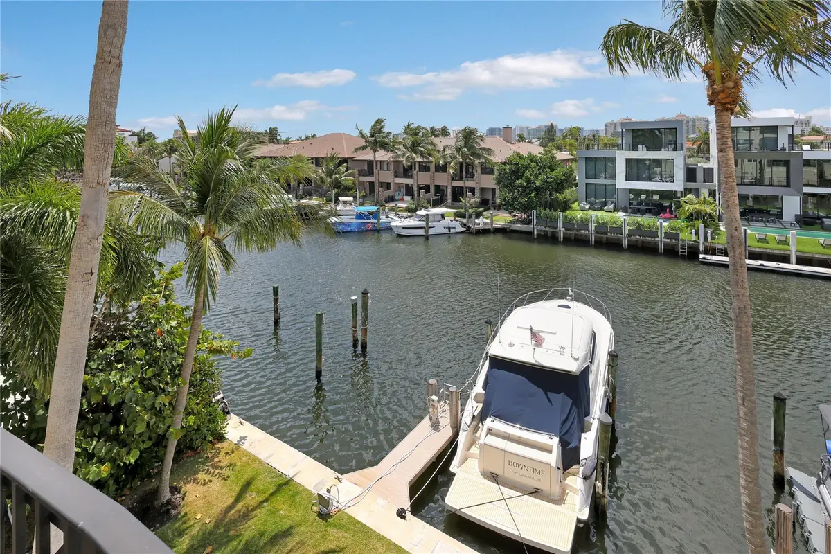 Photo 2 at 2720 NE 15th Street 305, Fort Lauderdale