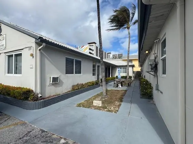 Photo 4 at 315 Mckinley Street, Hollywood