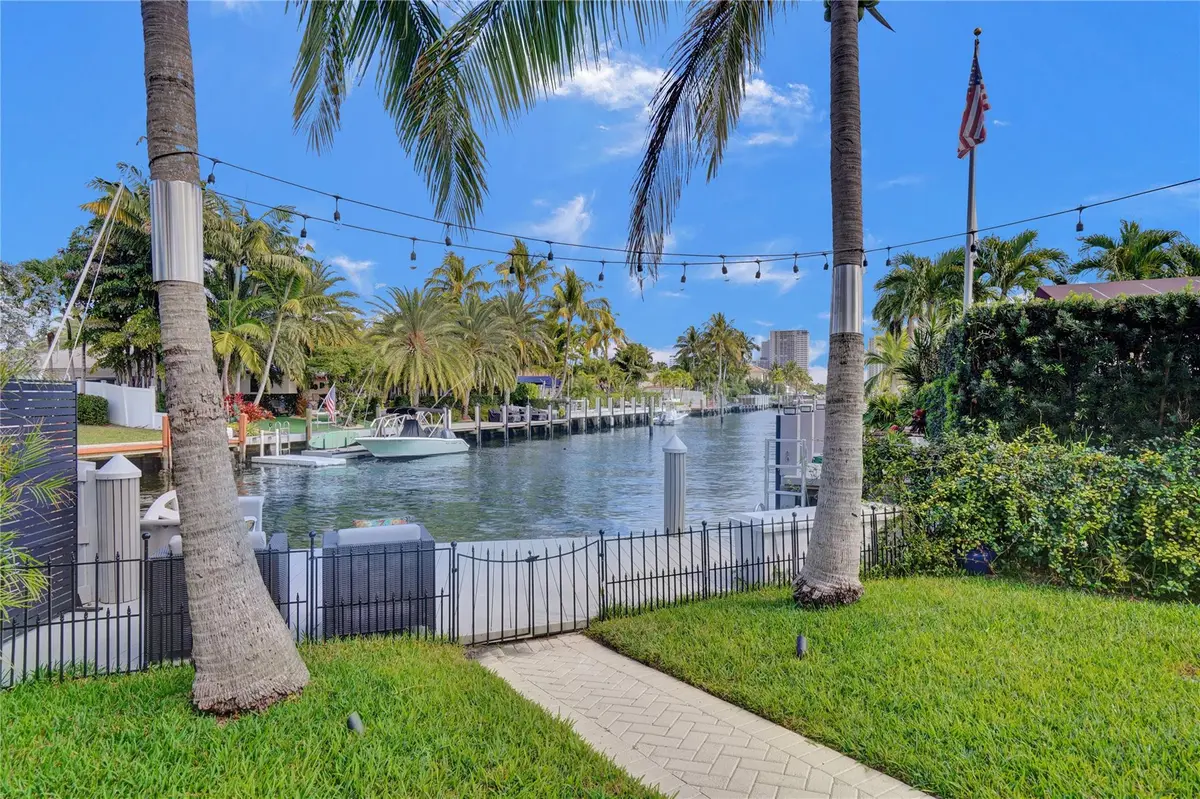 Photo 3 at 4030 Bayview Drive, Fort Lauderdale