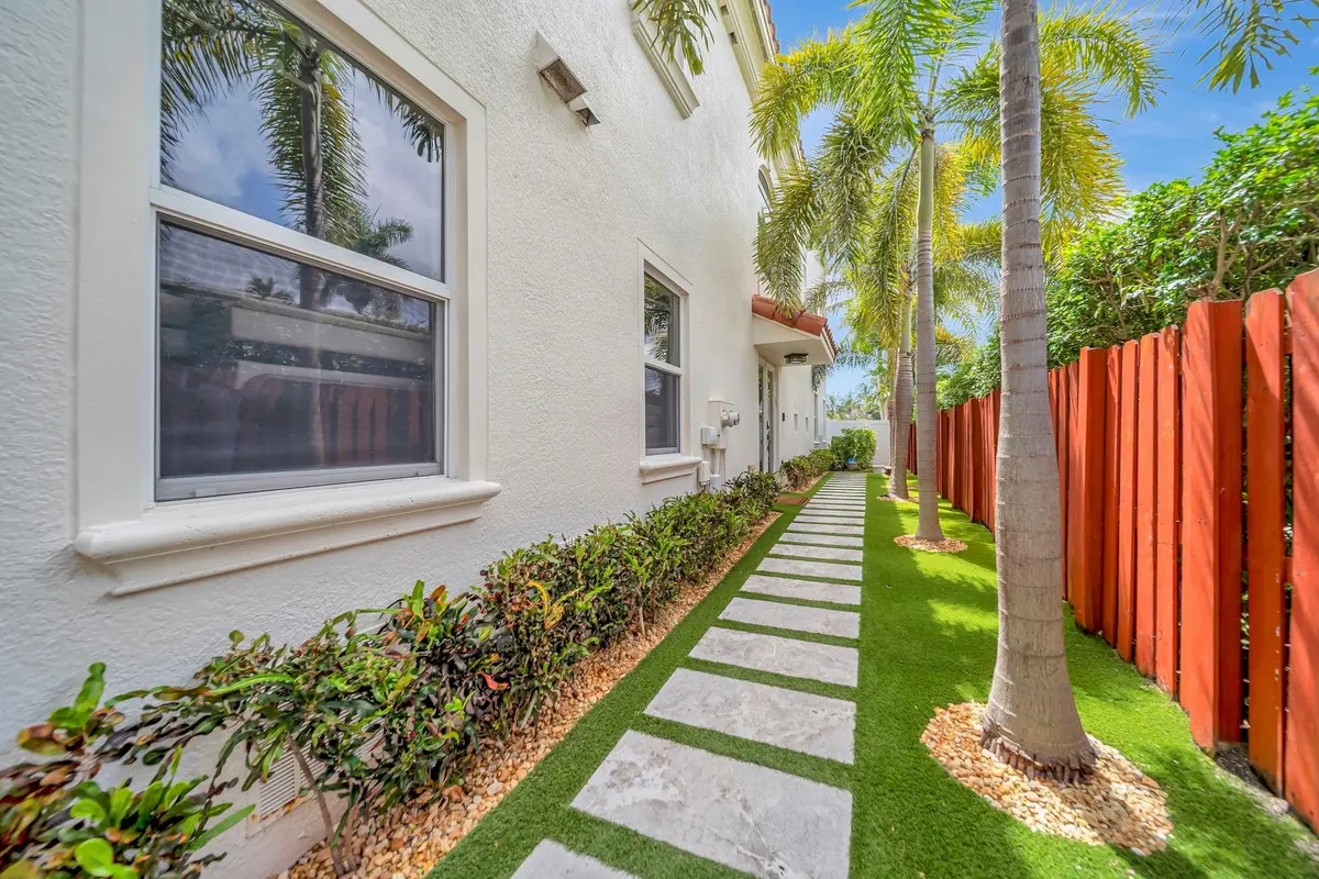 Private side entrance at 1368 Bayview Drive, Fort Lauderdale