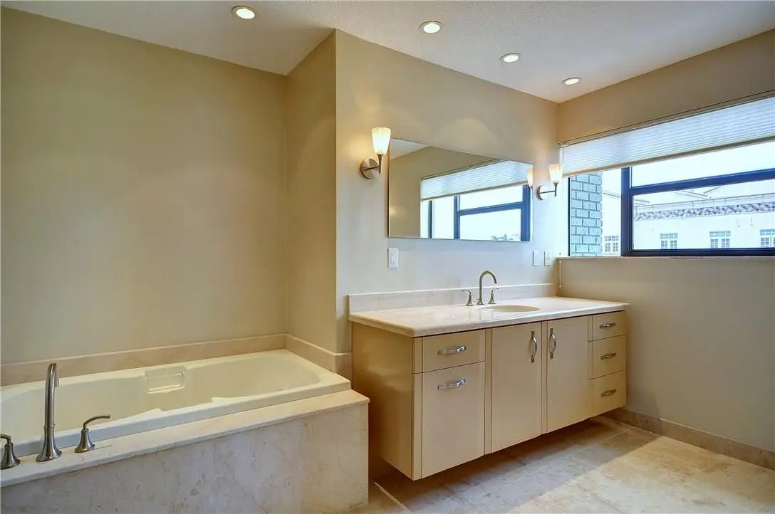 Photo 7 at 76 Isle Of Venice Drive H, Fort Lauderdale