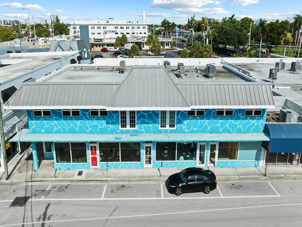 Photo 1 at 915 NE 20th 1, Fort Lauderdale