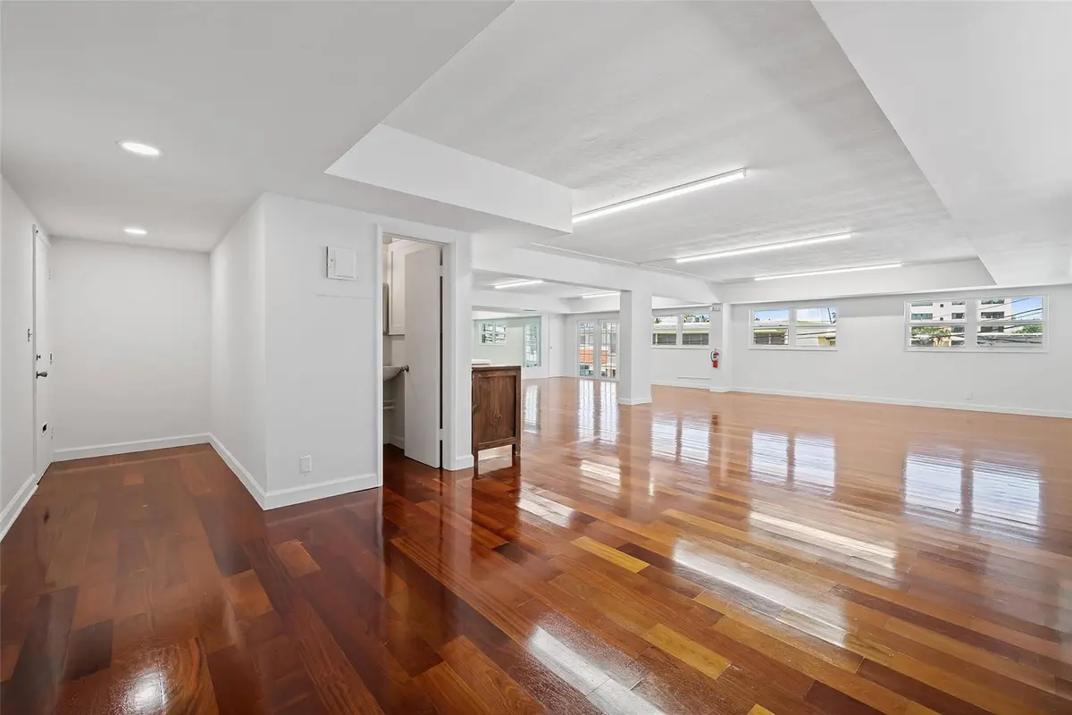 Photo 5 at 915 NE 20th 1, Fort Lauderdale