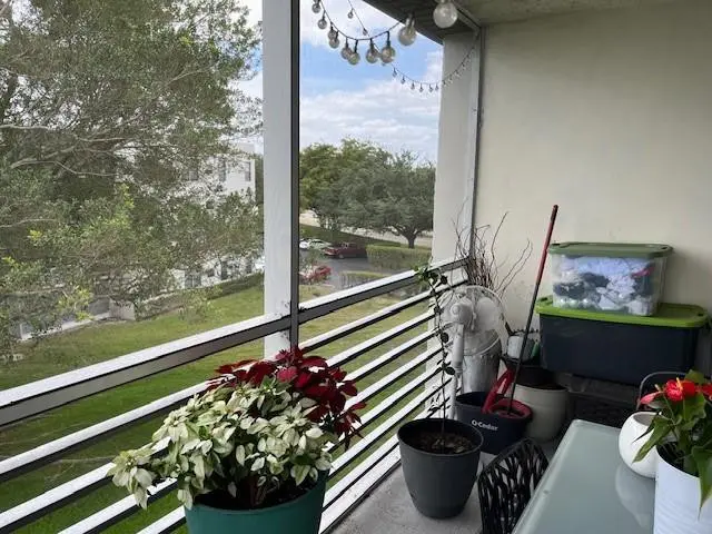 Photo 2 at 9330 Lagoon Place 406, Davie