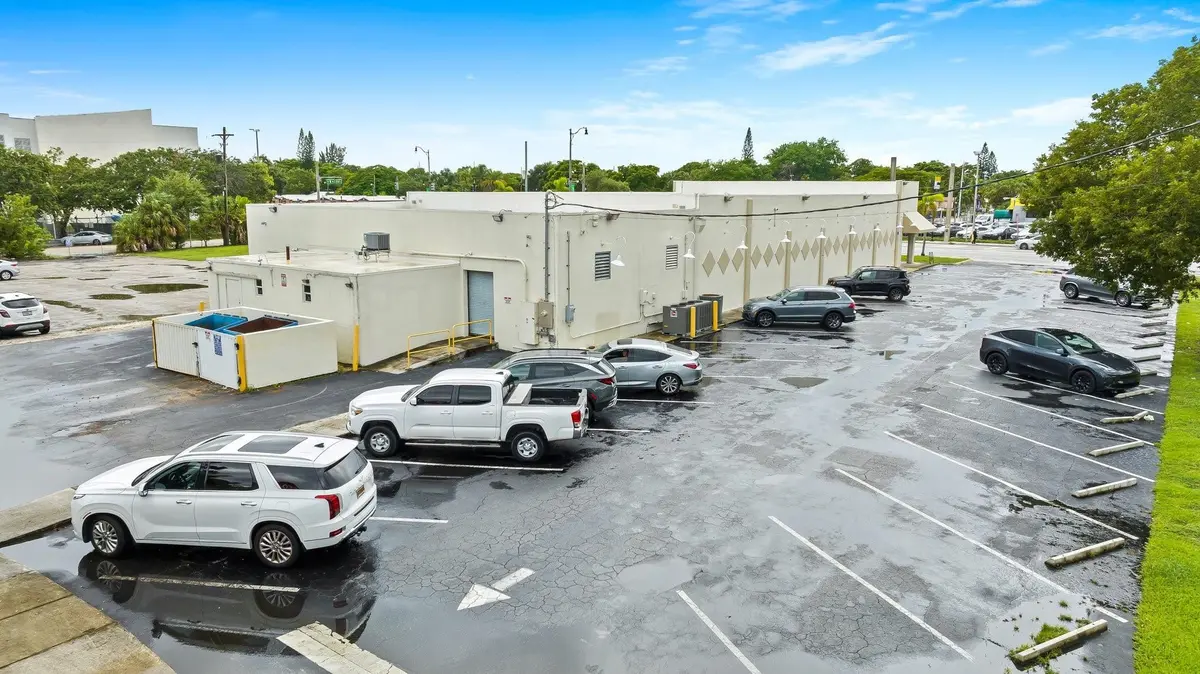 Photo 4 at 2111 N Federal Highway, Hollywood