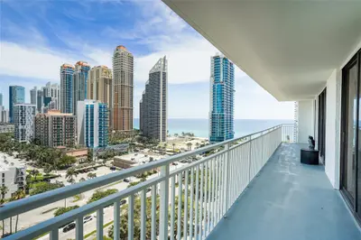 210  174 Street 1810, Sunny Isles Beach – sold